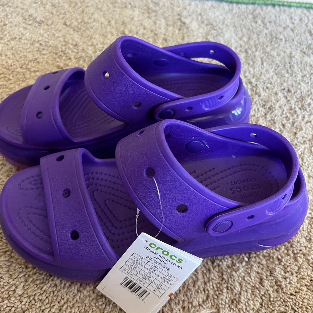 Crocs neon Purple Mega Crush Sizw W8 M6 NWT